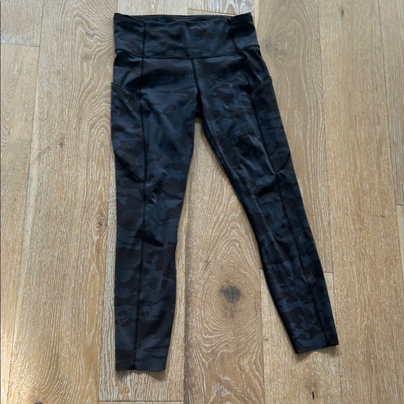 lululemon athletica Pants - Lululemon 23" Camo Leggings